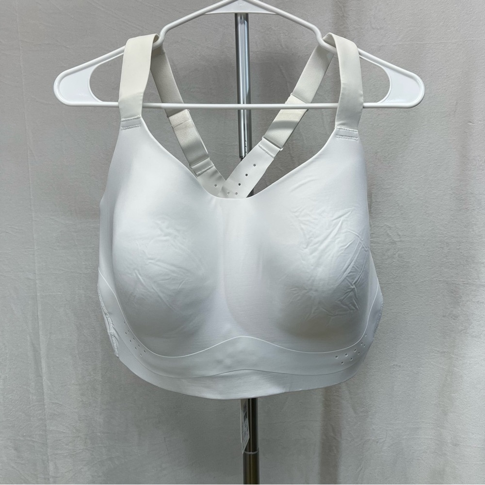 Seamless White High-Impact Sports Bra with Adjustable Crossback Straps